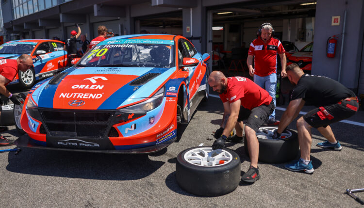 Hyundai Janík Motorsport locked the first row at Slovakia Ring